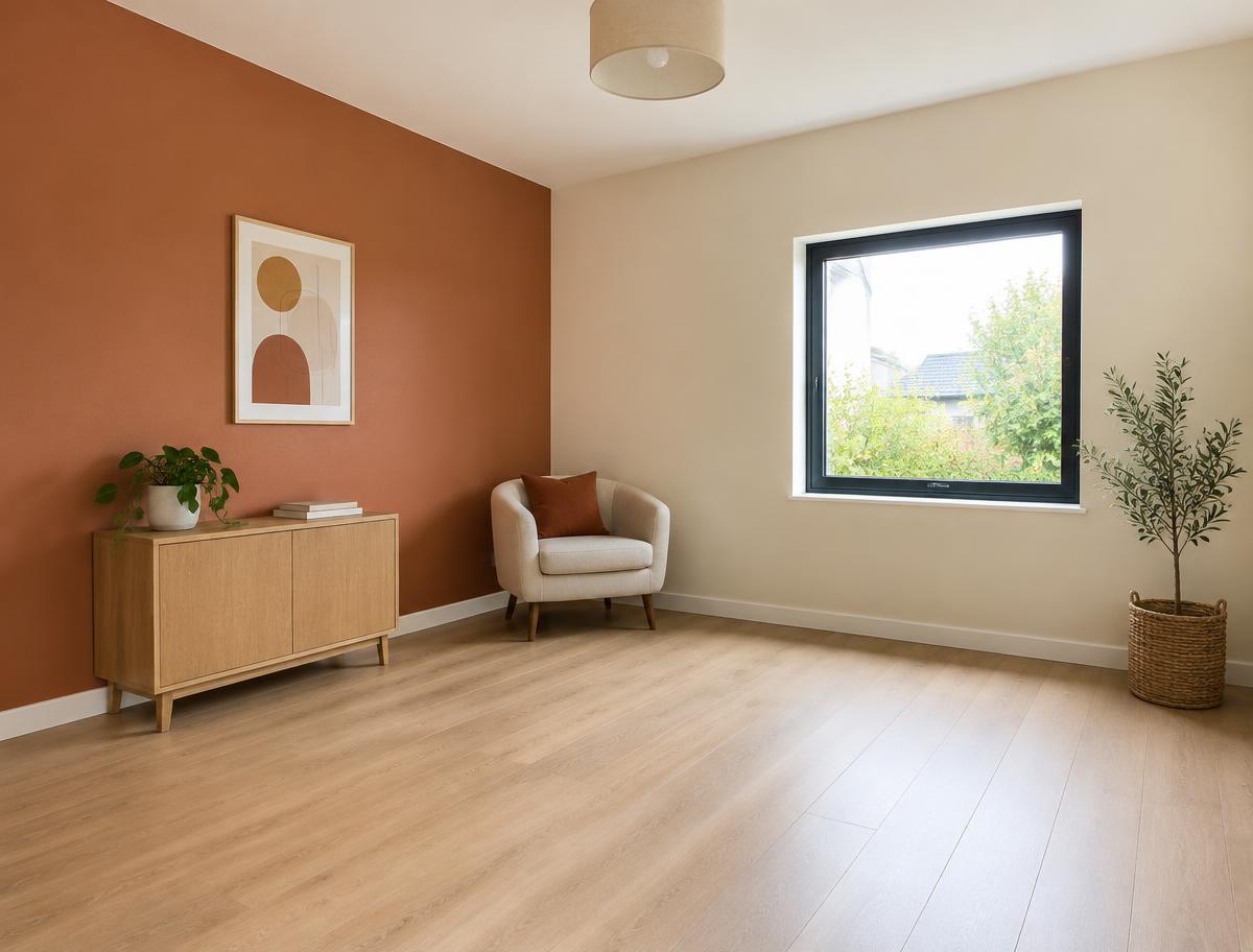 Frisch gestrichener Wohnraum mit Akzentwand in Terrakotta