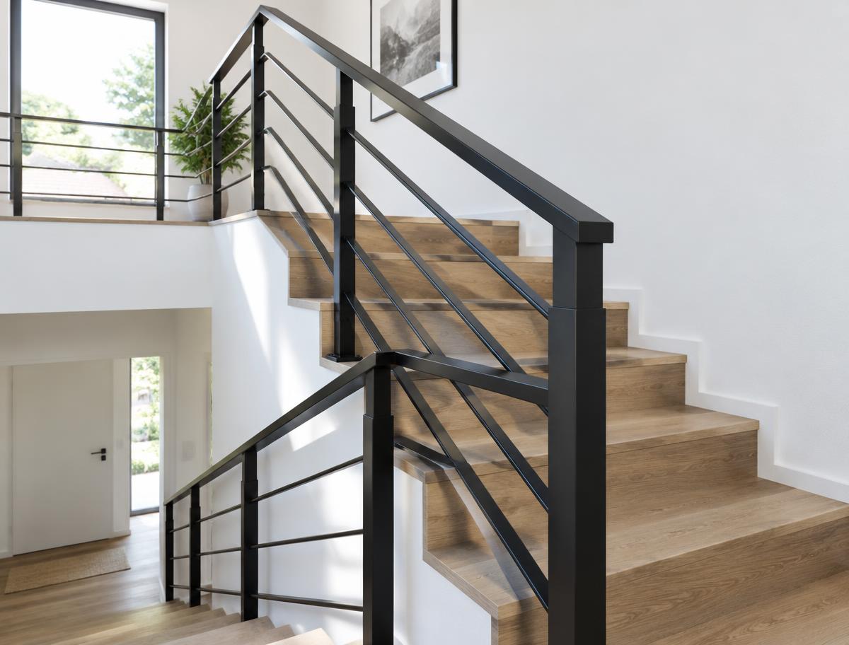 Neu lackiertes schwarzes Metall-Treppengeländer